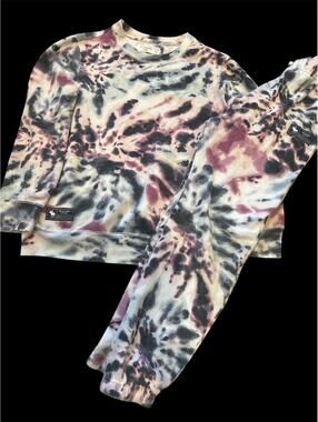 Girls, Abercrombie, and Fitch